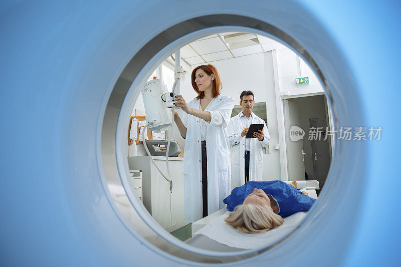 放射技术员和病人正在进行CT扫描和诊断