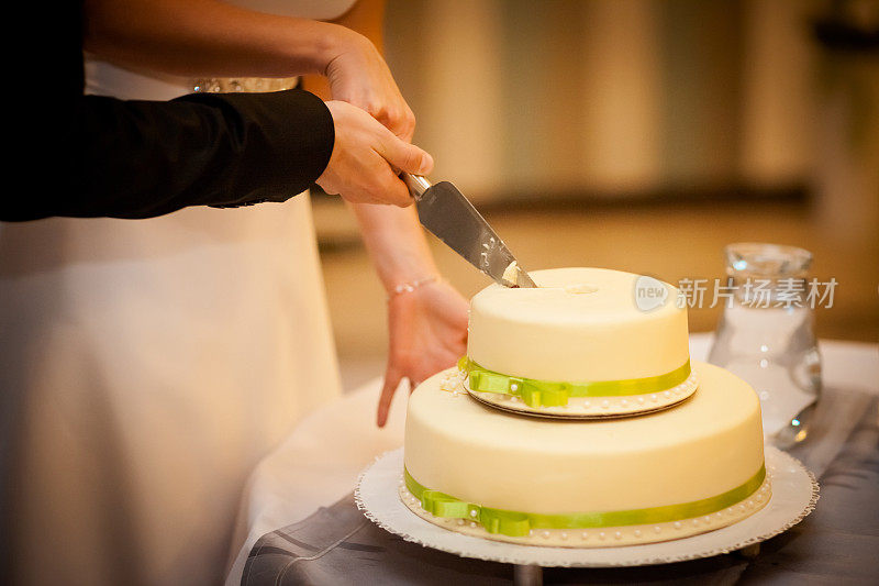 新婚夫妇切蛋糕细节