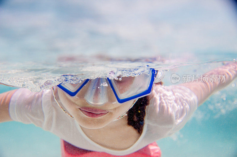 小女孩水下浮潜探险