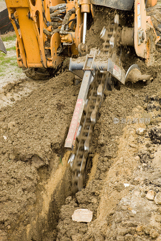 挖沟机为电力线路切片土壤