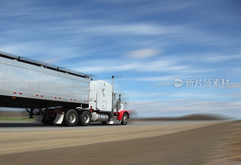 州际公路上的半挂车，有很多运动模糊