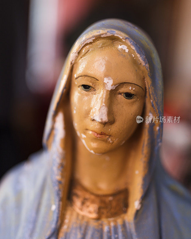 圣母玛利亚的旧石膏半身像，一些基督教的标志性人物之一。