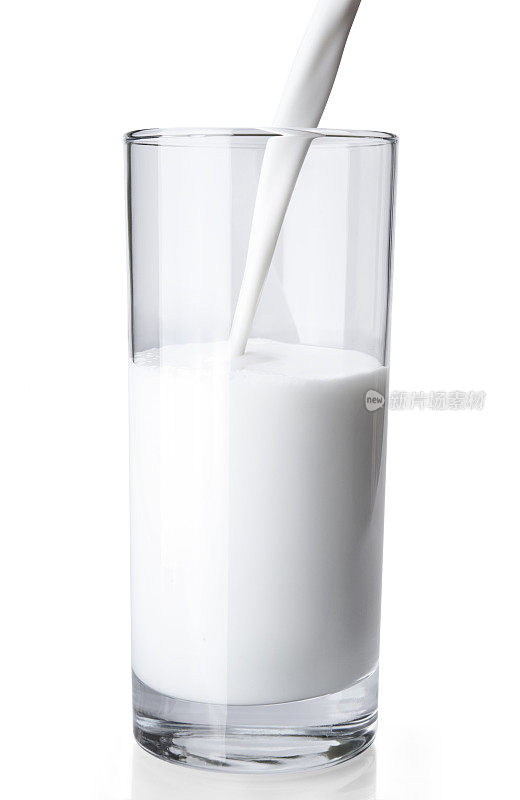 往玻璃杯里倒牛奶
