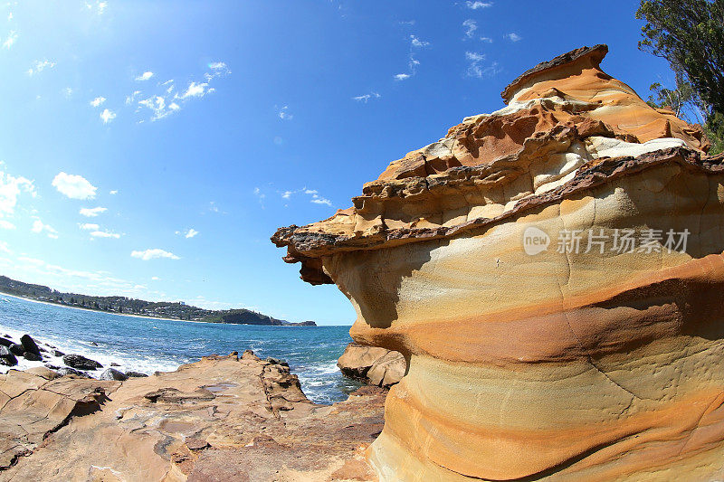 艾沃萨海滩的岩石架