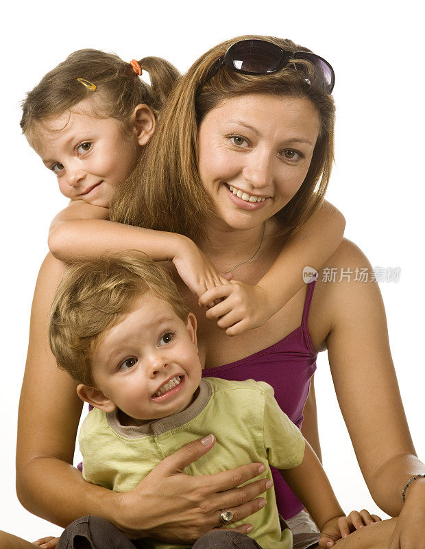 年轻的白人母亲和蹒跚学步的儿子和女儿