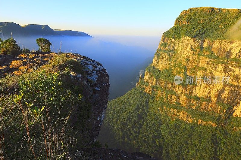 峡谷福塔莱萨金色日落云，巴西大南