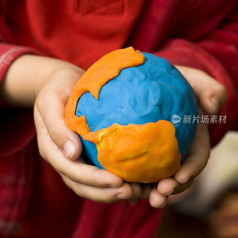 蓝色和橙色的面团模型的地球