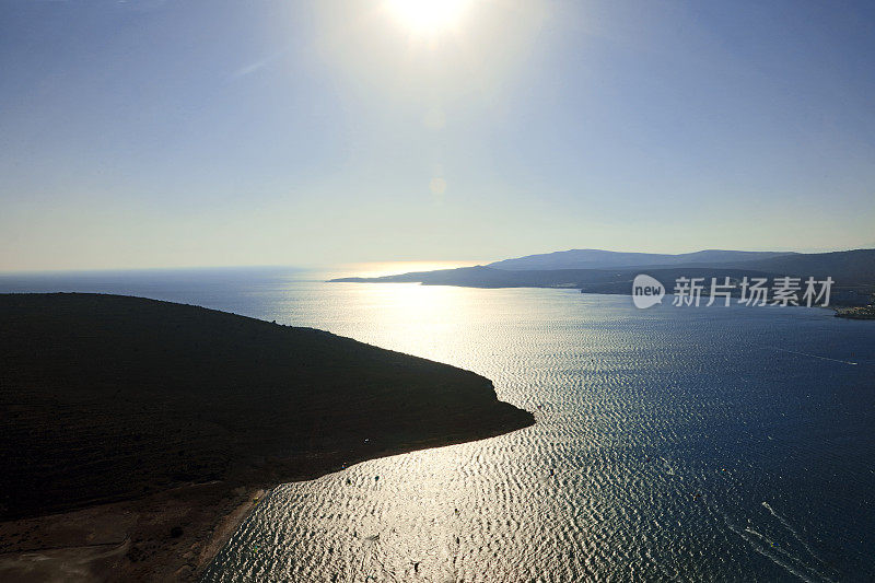 日落地平线上空中水的反射