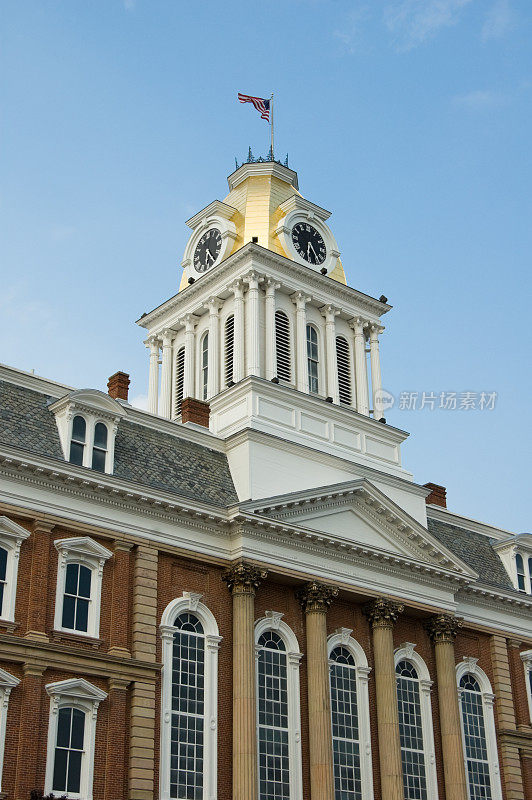阳光下的法院钟楼，金色圆顶
