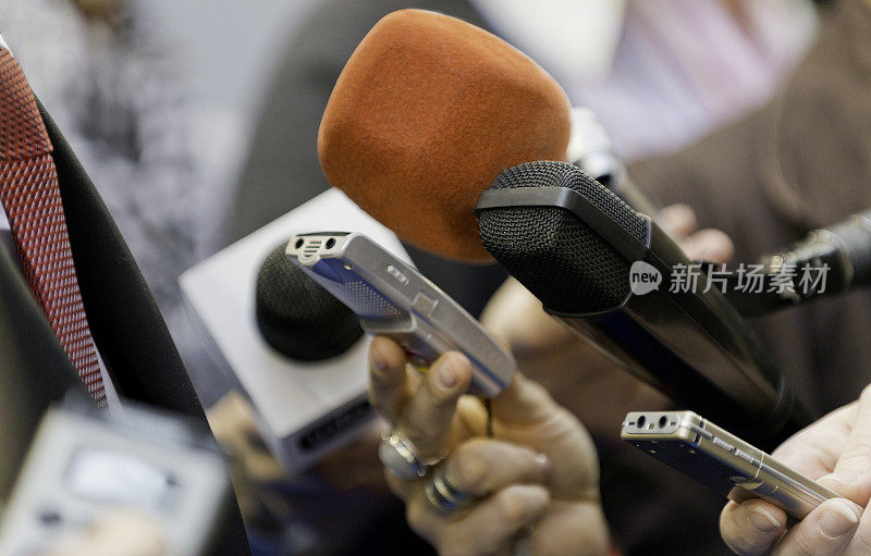 记者在采访中使用的麦克风和录音机