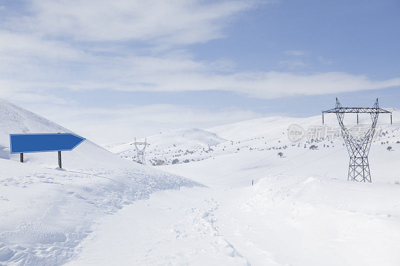 雪地上的空白方向标志