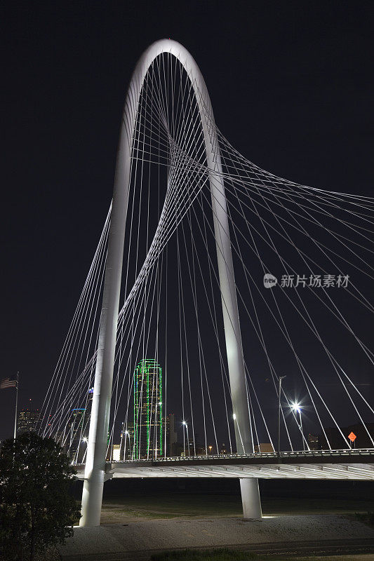 达拉斯的吊桥，以城市天际线为背景