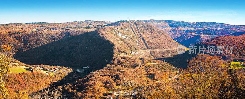 法国罗纳-阿尔卑斯地区秋天连绵起伏的风景