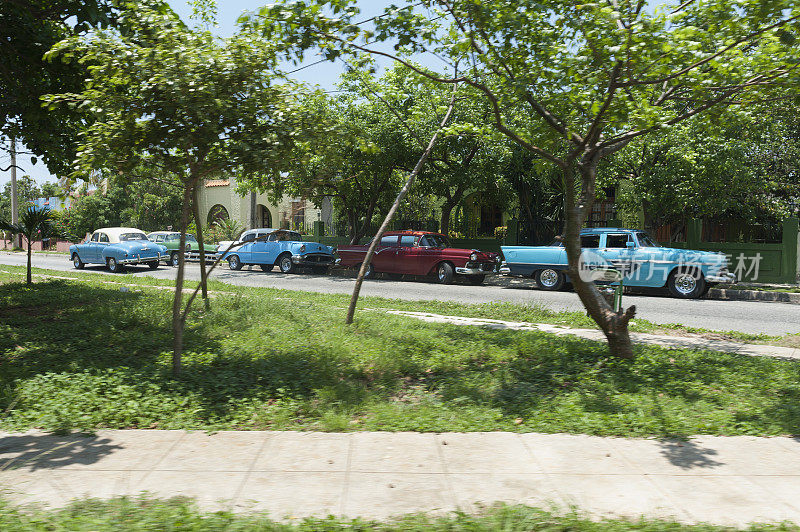 古巴哈瓦那的一辆旧美国车停在一棵树下