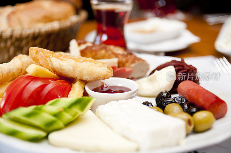 特写的土耳其早餐与各种丰富多彩的食物