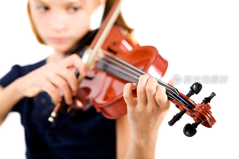 年轻小提琴家的肖像与古老的和有价值的小提琴。