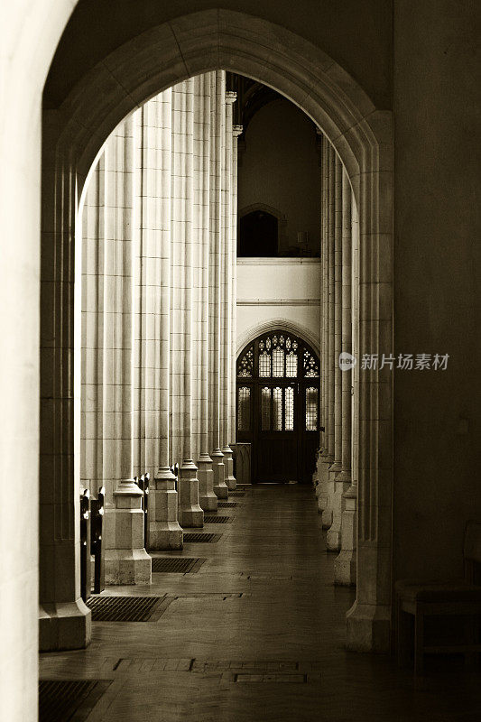 教堂内部，通道，圆柱和拱门