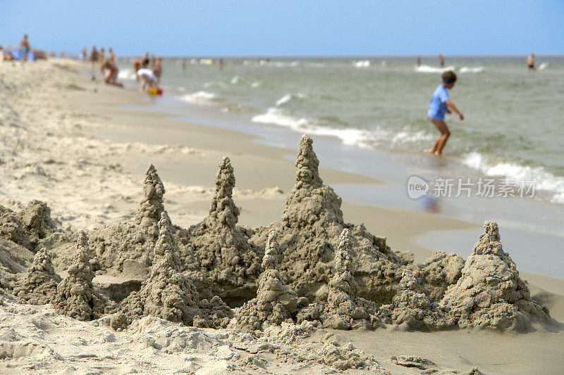 孩子们在沙滩上建造沙堡，海边