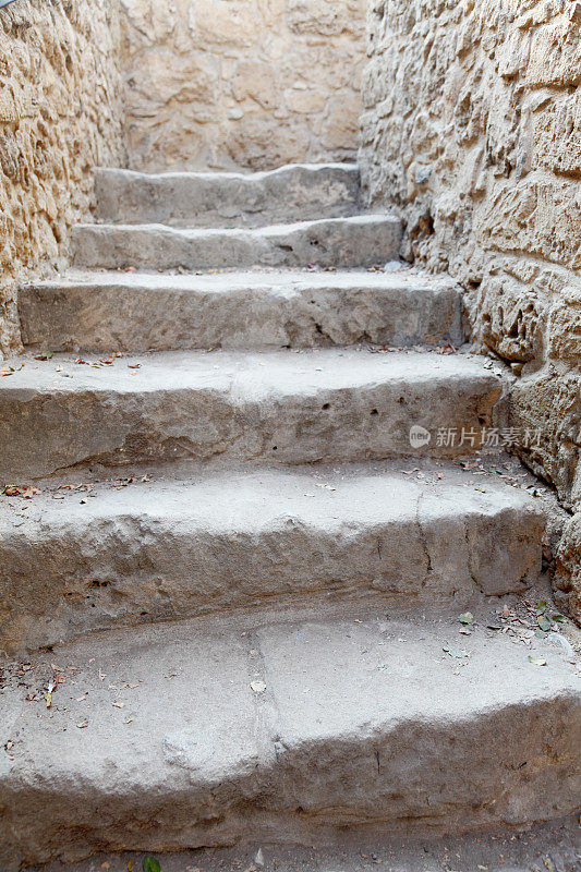 通往塞浦路斯帕福斯中世纪地下墓穴的阶梯