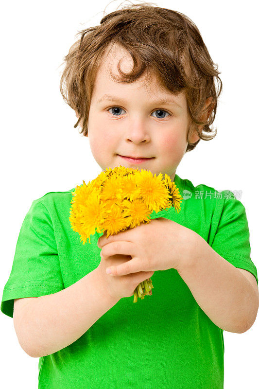 快乐的小男孩拿着花