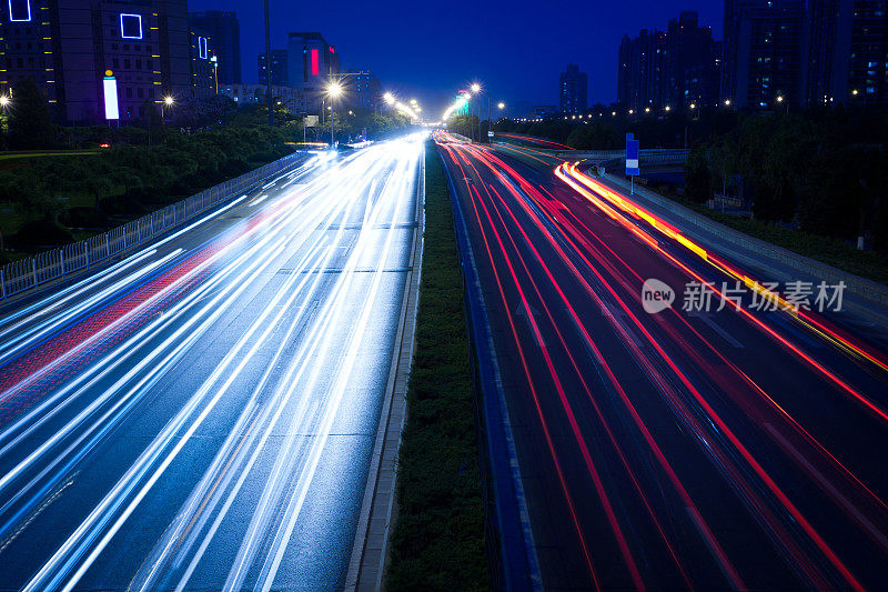 城市夜景汽车尾灯轨迹