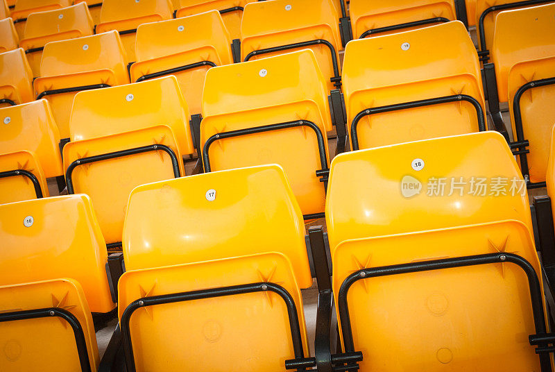 挪威足球场的黄色座椅