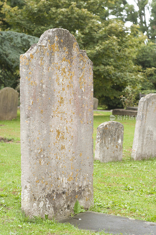 英国公墓中破旧的墓碑
