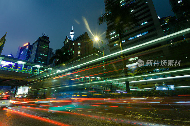 香港市内道路繁忙，车灯闪烁