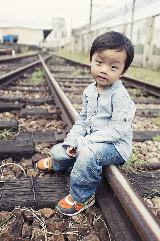 孩子在等火车