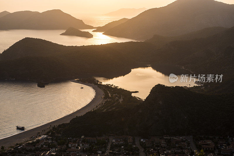 土耳其，费特耶，Oludeniz海滩上的日落