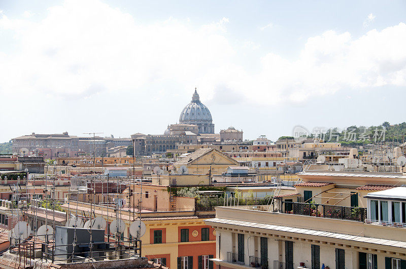 圣彼得大教堂的圆顶和罗马的屋顶