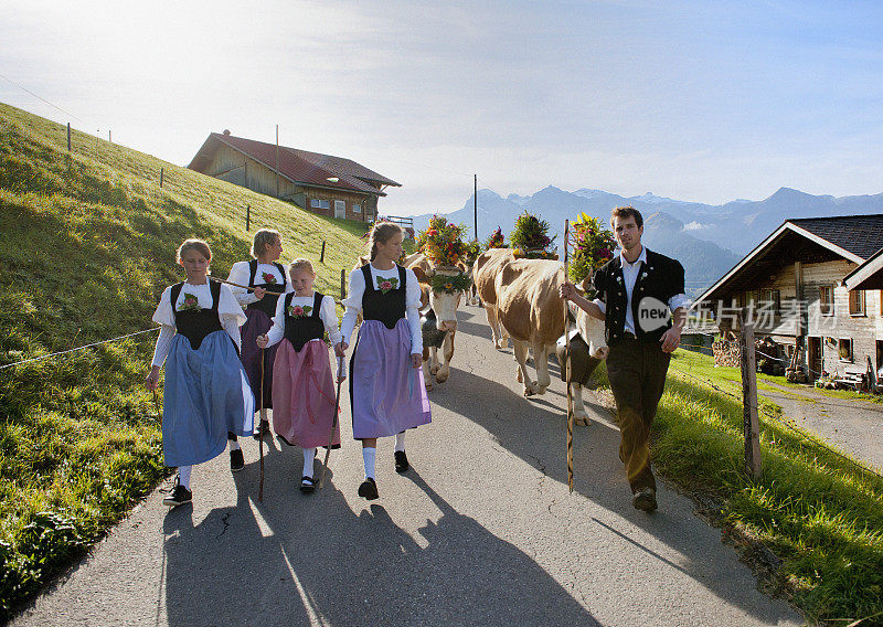 瑞士农民一家穿着传统服装下山