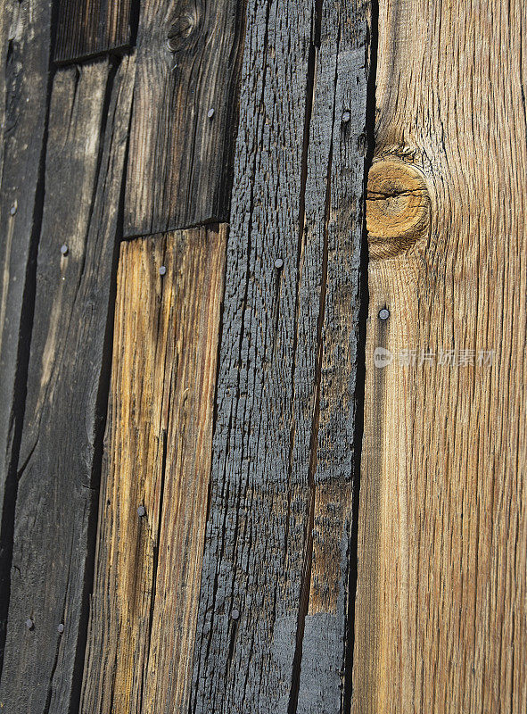 破旧的木谷仓围栏板