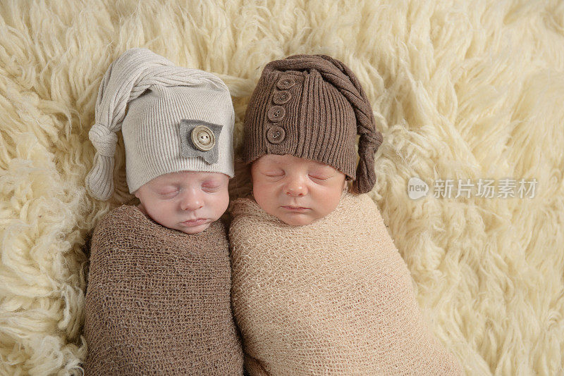睡觉刚出生的双胞胎