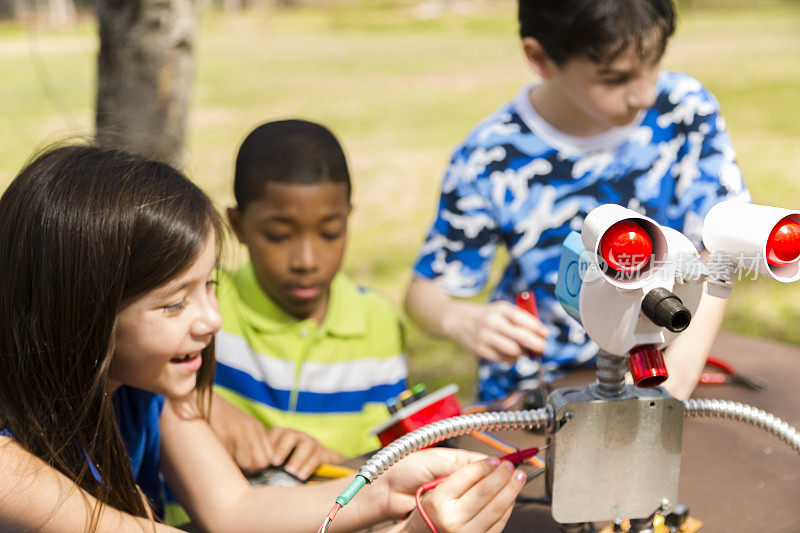 小工程师!多民族小学生合作“机器人”的创造。