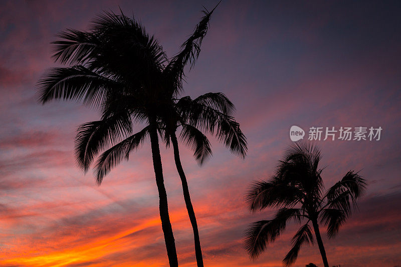 夏威夷考艾岛，热带海滩和海洋日落