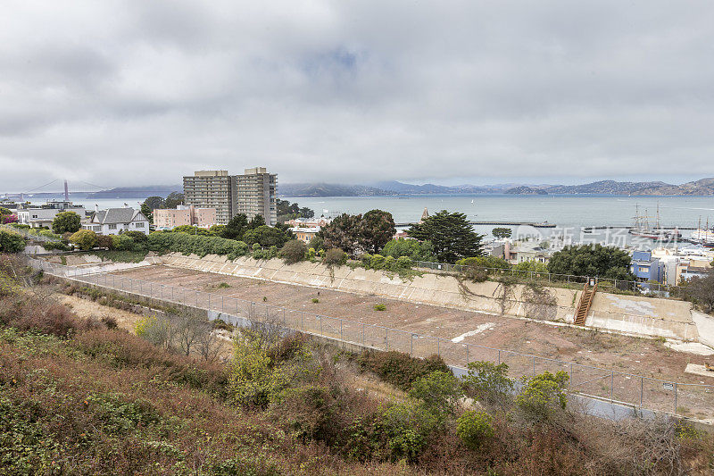 从海德街看旧金山市中心的海湾