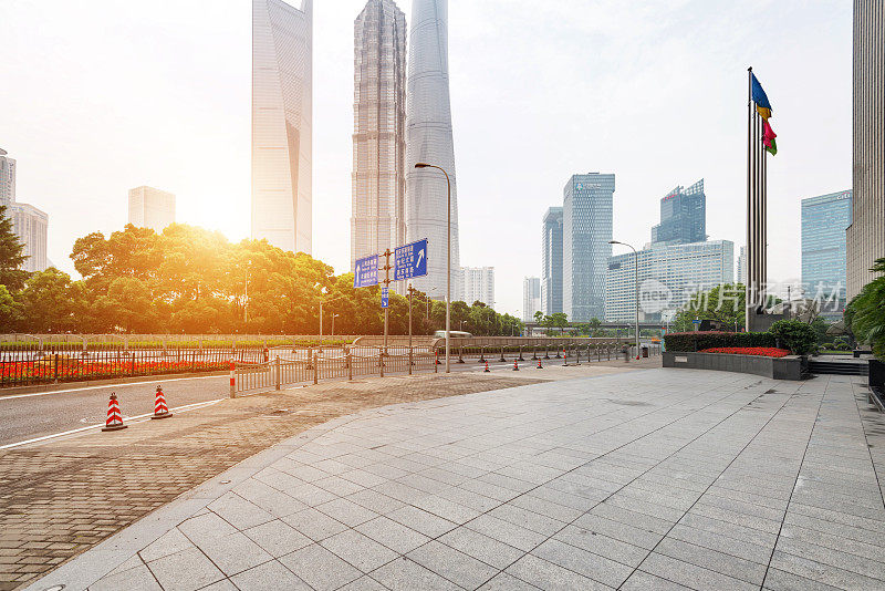 中国上海陆家嘴的世纪大道街景。