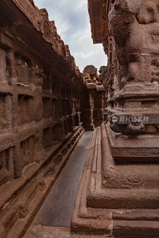 印度马哈巴利普兰——8世纪海岸寺庙内部绕行通道