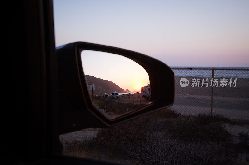 美丽的日落透过汽车镜