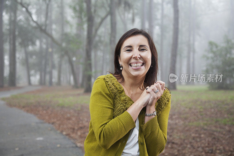 一个西班牙女人在公园里散步