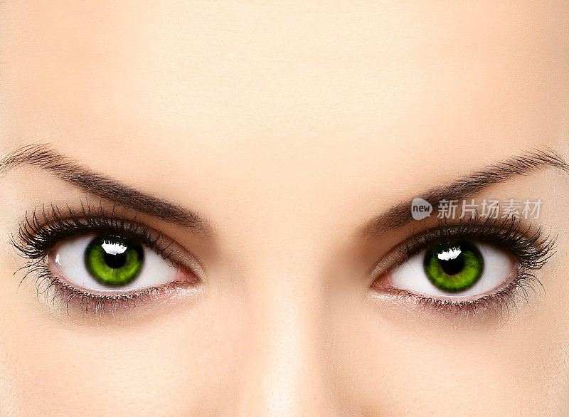 女人的绿色眼睛看着镜头的特写