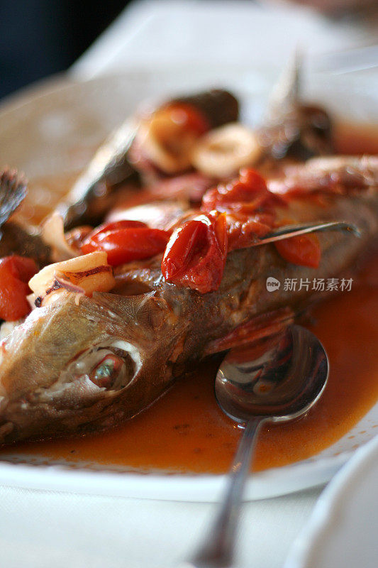 海鲜Cioppino番茄汤配海胆鱼