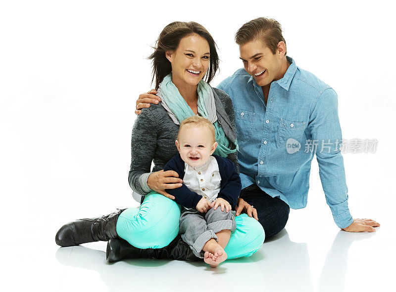 微笑的夫妇和他们的孩子坐在一起