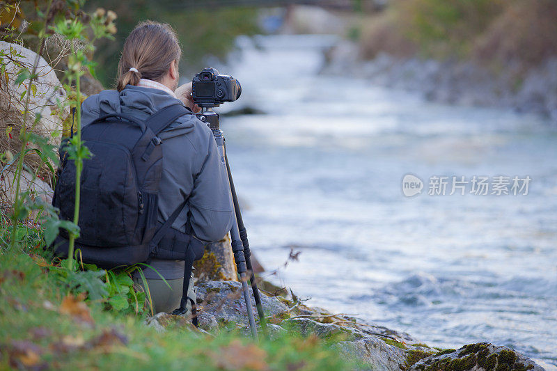 摄影师在河边拍照