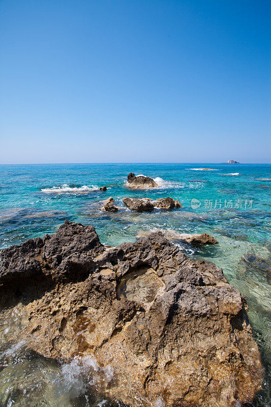 海滩和海边的岩石