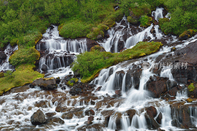 冰岛的Hraunfossar和Barnafoss