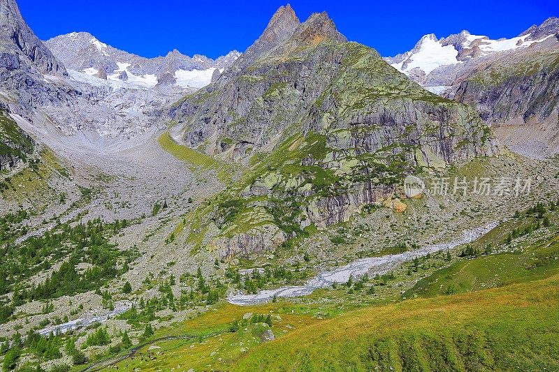 勃朗峰田园诗般的高山景观，格兰德乔拉斯河，奥斯塔山谷