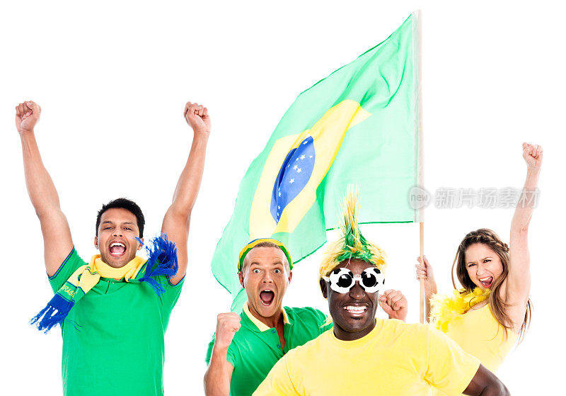 四名兴奋的巴西体育迷一边欢呼一边挥舞旗帜