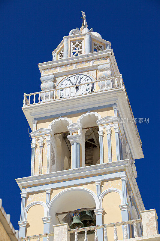 阿克罗蒂里希腊东正教的钟楼。圣托里尼岛。